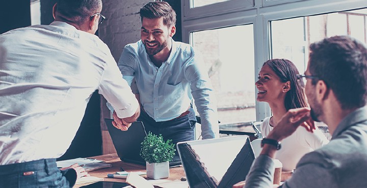Add an advanced advertising banner to your email signature and inform the recipient of your email about anything you want. Photo: iStock